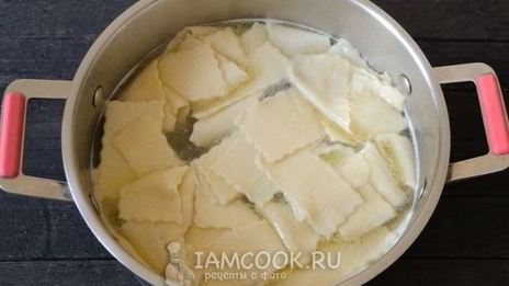 бешбармак из целой курицы с маринованным луком