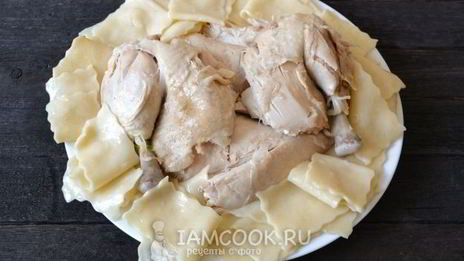 бешбармак из целой курицы с маринованным луком