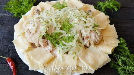 бешбармак из целой курицы с маринованным луком