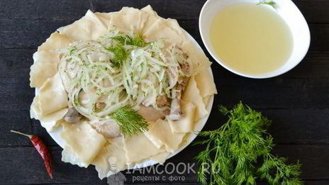 бешбармак из целой курицы с маринованным луком