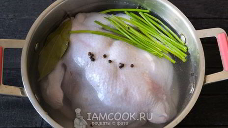 бешбармак из целой курицы с маринованным луком