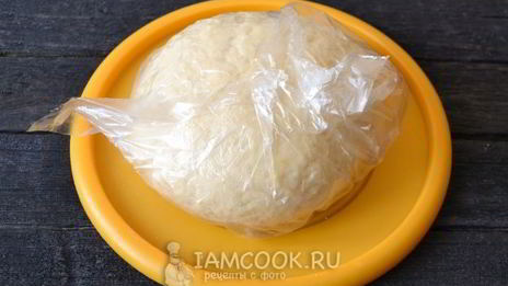 бешбармак из целой курицы с маринованным луком