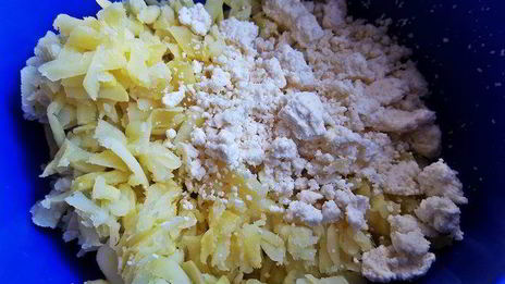 биточки из картофеля и творога с маслинами