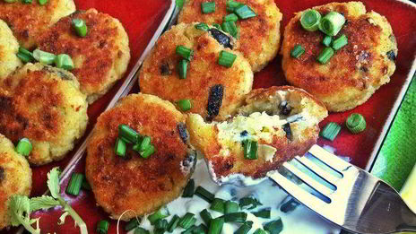 биточки из картофеля и творога с маслинами