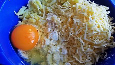 биточки из картофеля и творога с маслинами