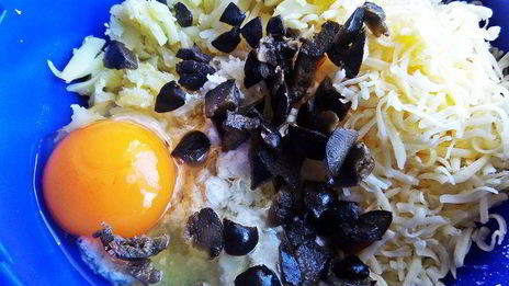 биточки из картофеля и творога с маслинами