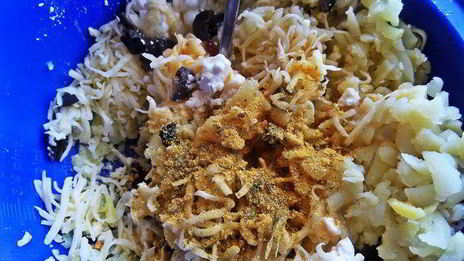 биточки из картофеля и творога с маслинами