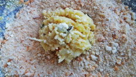 биточки из картофеля и творога с маслинами