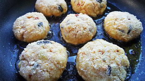 биточки из картофеля и творога с маслинами