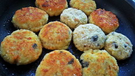 биточки из картофеля и творога с маслинами