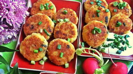 биточки из картофеля и творога с маслинами