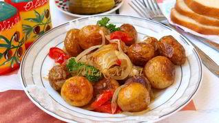 Гарнир из молодого картофеля в сковороде