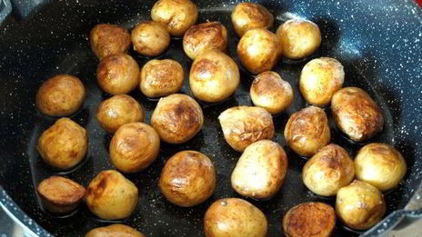 гарнир из молодого картофеля в сковороде