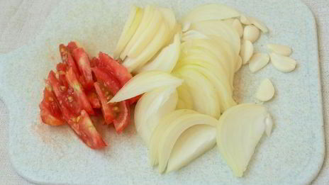 гарнир из молодого картофеля в сковороде