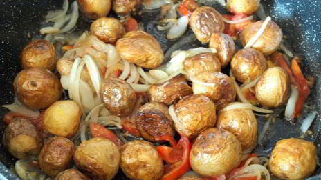 гарнир из молодого картофеля в сковороде