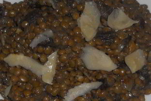 Чечевица с лесными грибами и пармезаном