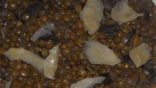 Чечевица с лесными грибами и пармезаном