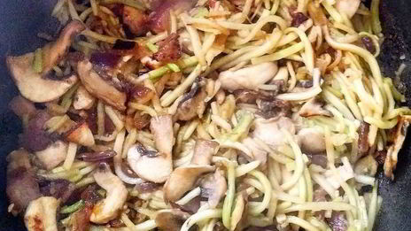 чечевица с шампиньонами и кабачком