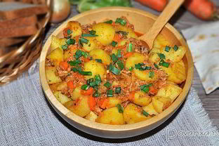 Готовим картофель с тушенкой
