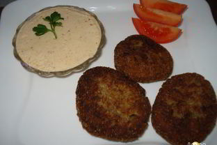 Грибные крокеты с соусом на основе сметаны