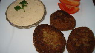 Грибные крокеты с соусом на основе сметаны