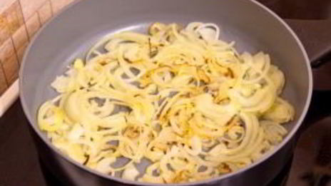 картофель, обжаренный с луком и морковью