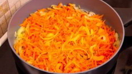 картофель, обжаренный с луком и морковью