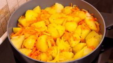 картофель, обжаренный с луком и морковью