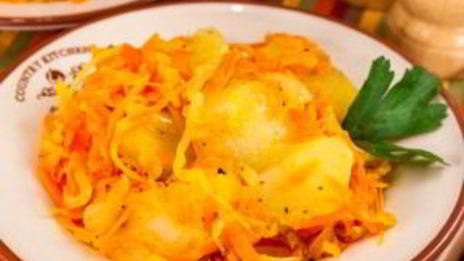 картофель, обжаренный с луком и морковью