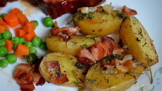 Картофель с беконом в духовке