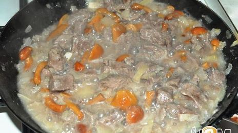 картофель с говядиной, фасолью и опятами