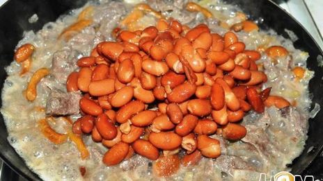 картофель с говядиной, фасолью и опятами