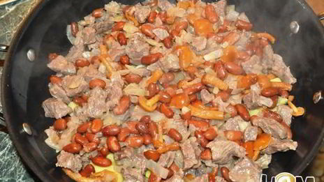картофель с говядиной, фасолью и опятами