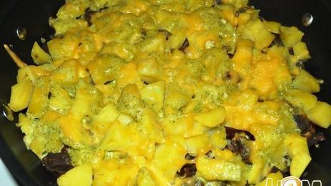 картофель с говядиной, фасолью и опятами