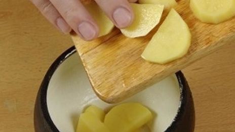 картофель с мясом в горшочке