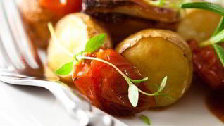 Картофель с томатами и базиликом