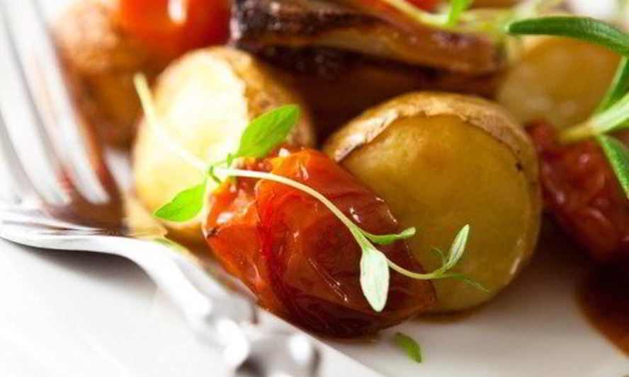 Рецепт картофеля с томатами и базиликом