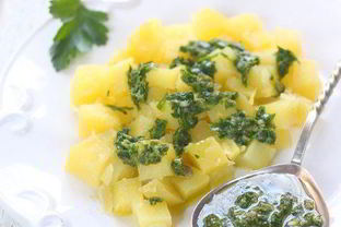 Картофель с зеленой сальсой