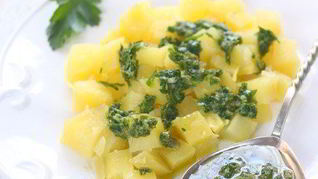 Картофель с зеленой сальсой