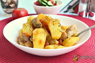 Картофель со свининой и помидорами в мультиварке