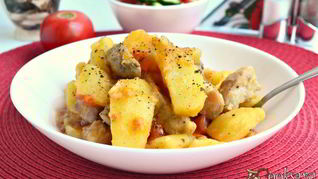 Картофель со свининой и помидорами в мультиварке