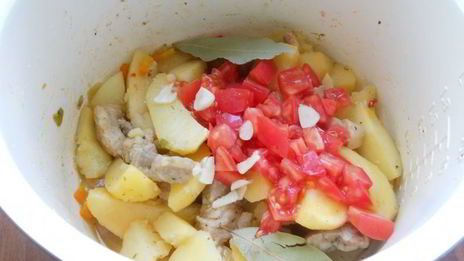 картофель со свининой и помидорами в мультиварке