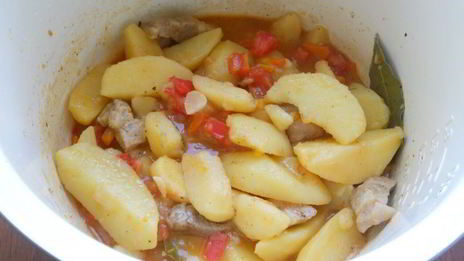 картофель со свининой и помидорами в мультиварке