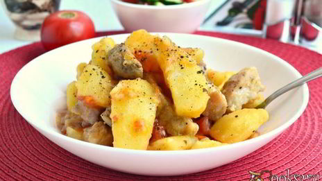 картофель со свининой и помидорами в мультиварке