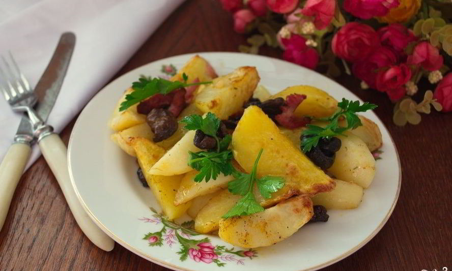 Рецепт картофеля в духовке с белыми грибами и беконом