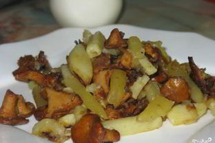Картошка со свежими грибами жареная