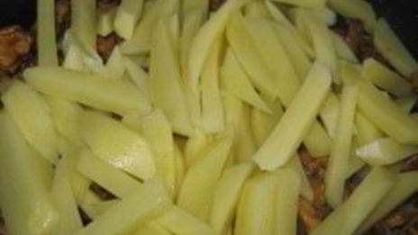 картошка со свежими грибами жареная