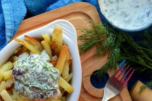 Классический жареный картофель со свежим соусом