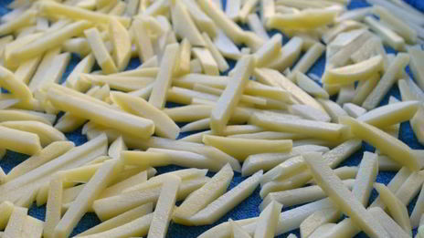 классический жареный картофель со свежим соусом