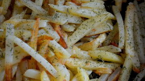 классический жареный картофель со свежим соусом